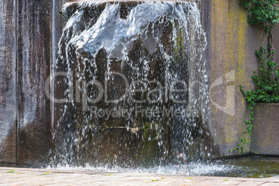 Künstlich gestalteter Wasserfall, Fontäne