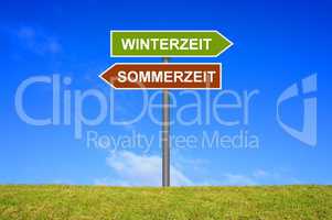 Schild Wegweiser: Winterzeit Sommerzeit