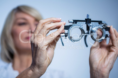 Female optometrist looking at messbrille