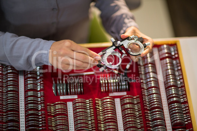 Woman preparing messbrille