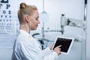 Attentive optometrist using digital tablet