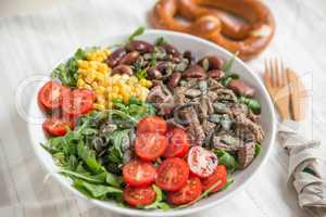Bunter Salat mit Käferbohnen