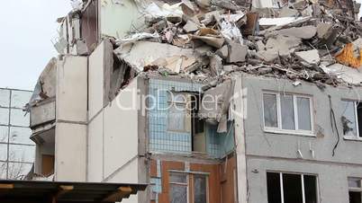 Demolition of building in urban environments