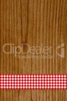 Tischdecke rot weiß auf Holz Hintergrund