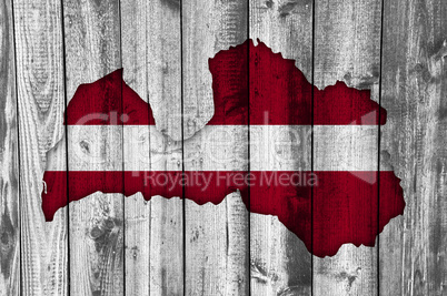 Karte und Fahne von Lettland auf Holz
