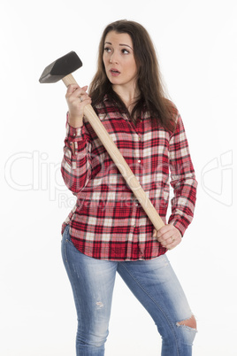 Frau im karierten Hemd hält einen Vorschlaghammer