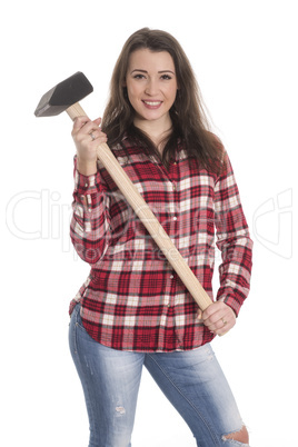 Frau im karierten Hemd hält einen Vorschlaghammer