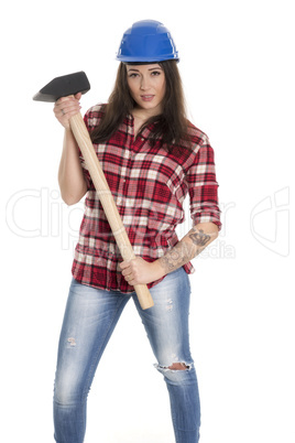 Frau mit Schutzhelm trägt einen Vorschlaghammer
