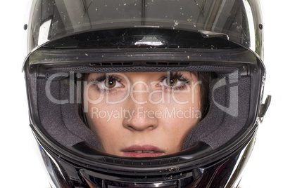 Frauengesicht in einem Motorradhelm
