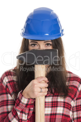 Frau mit Schutzhelm hält einen Vorschlaghammer