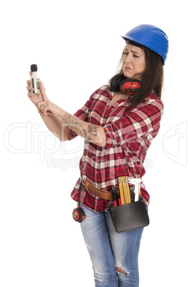 Weiblicher Handwerker hält ein Lärmpegel Meßgerät