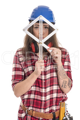 Weiblicher Handwerker schaut durch ein Winkelmesser