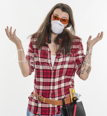 Weiblicher Handwerker mit Schutzmaske und Brille