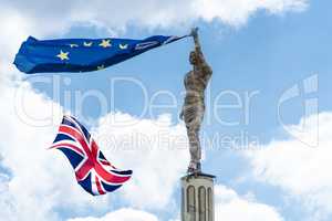 Statue mit einer Europaflagge  UK Flagge