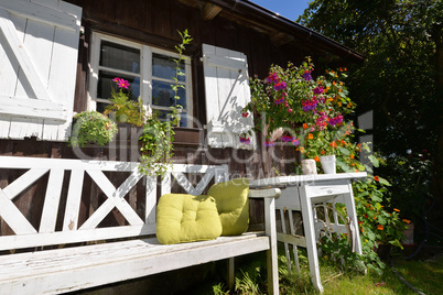 Gartenhütte im Sommer mit vielen Blumen