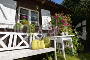 Gartenhütte im Sommer mit vielen Blumen