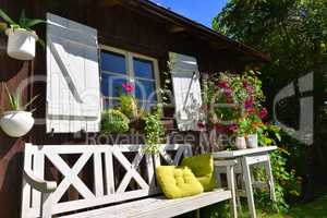 Gartenhütte im Sommer mit vielen Blumen