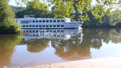 Flusskreuzfahrt-Schiff