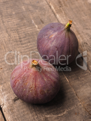 Fresh figs on wood