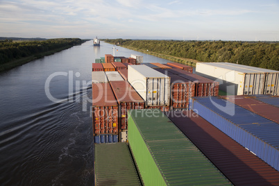 Containerschiff auf dem Nord-Ostsee-Kanal, Deutschland
