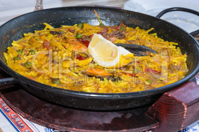 Paella mit Meeresfrüchte und Safranreis.