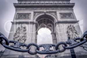 Chain links and the Arc de Triomphe in the background