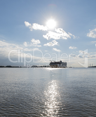 Containerschiff auf der Elbe