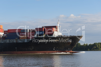 Containerschiff auf der Elbe