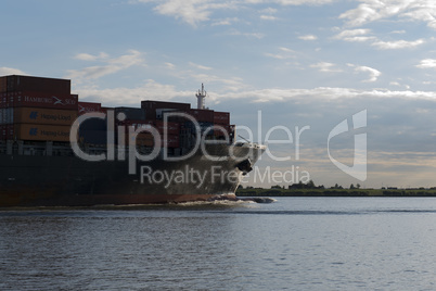 Containerschiff auf der Elbe