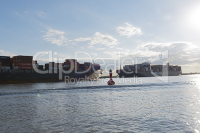 Containerschiff auf der Elbe