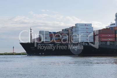 Containerschiff auf der Elbe