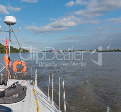 Segelyacht bei der Fahrt auf der Elbe