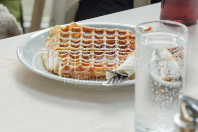 Waffel auf einem weißen Teller.