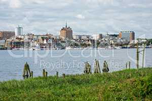 Blick über die Warnow auf die Hansestadt Rostock