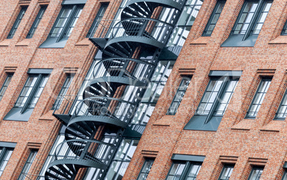 Fassade eines Bürogebäudes mit einer Wendeltreppe