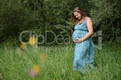 Junge schwangere Frau - outdoor shooting -