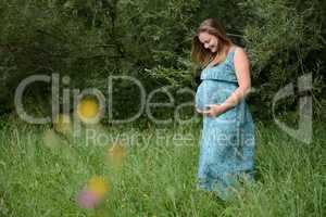 Junge schwangere Frau - outdoor shooting -