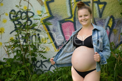 Glückliche junge schwangere Frau