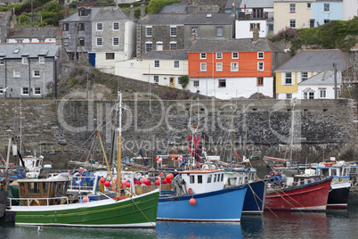 Fischerboote im Hafen von Mevagissey, Cornwall, Großbritannien