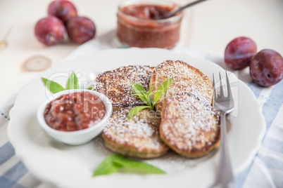 Pancakes mit Pflaumenmus