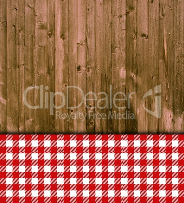 Holzbretter mit Tischdecke rot weiß