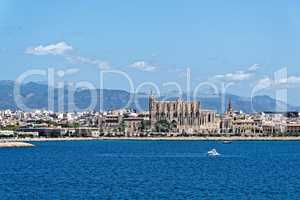 Blick vom Meer auf Palma de Mallorca mit Kathedrale und den Berg