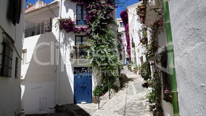 Cadaques enge Gasse mit Bougainvillea