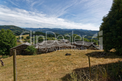 traditionelles Steinhaus und Landschaft in Galicien