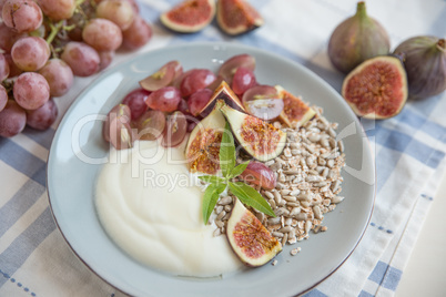 Joghurt mit Feigen und Müsli