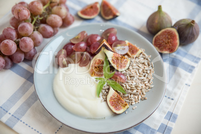 Joghurt mit Feigen und Müsli