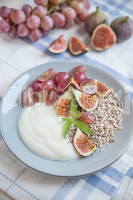 Joghurt mit Feigen und Müsli