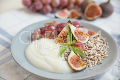 Joghurt mit Feigen und Müsli