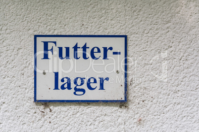 Hinweisschild mit Aufschrift in Deutsch Futterlager.