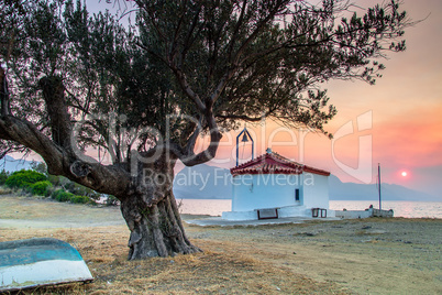 Kirche in Griechenland, mit Olivenbaum beim Sonnenuntergang